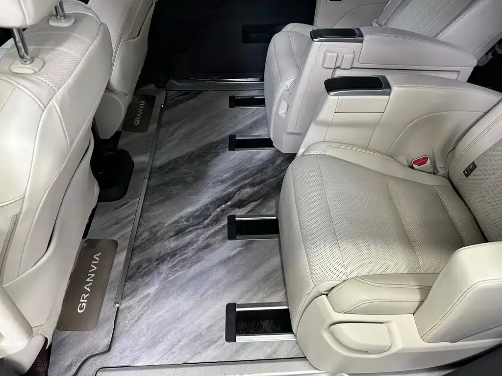 Toyota Granvia — фото 4