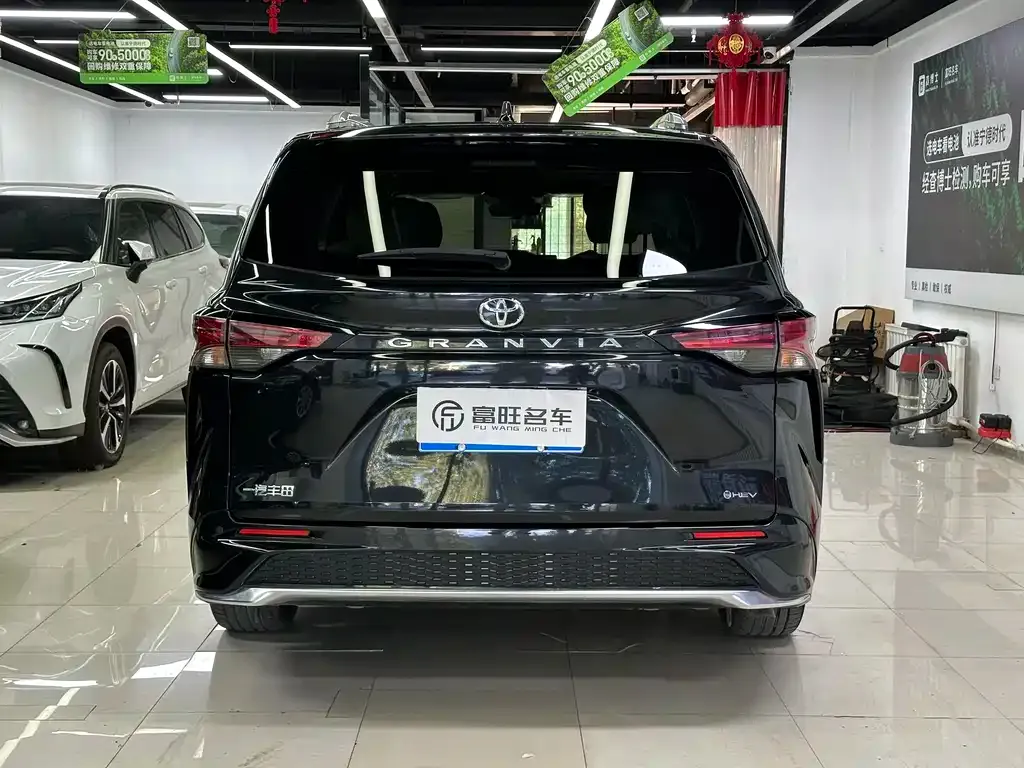 Toyota Granvia — фото 3
