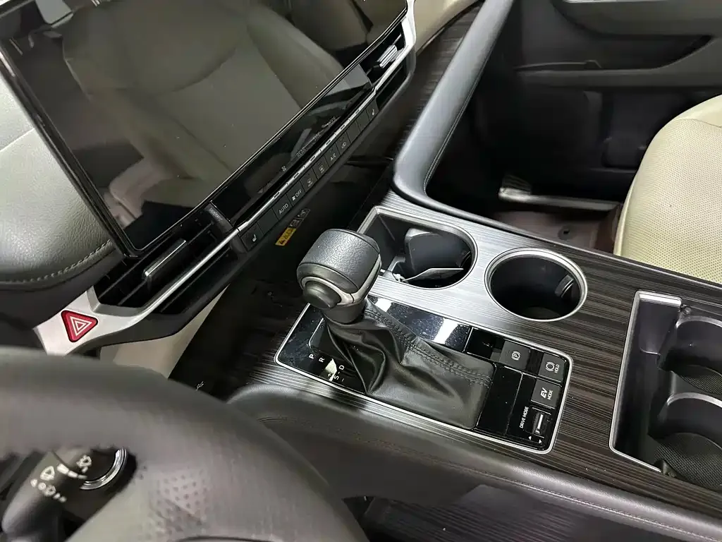 Toyota Granvia — фото 7
