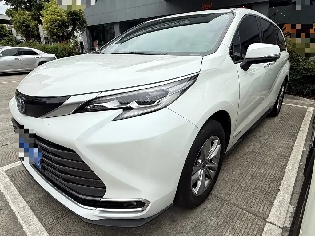 Toyota Sienna — фото 1