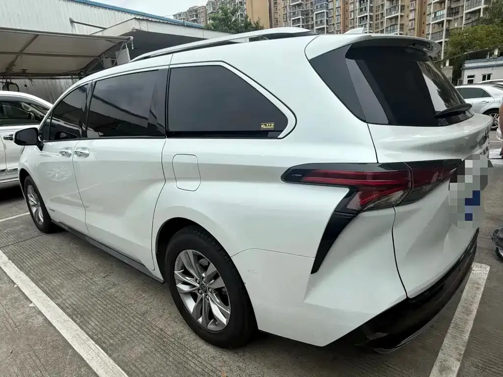 Toyota Sienna — фото 2