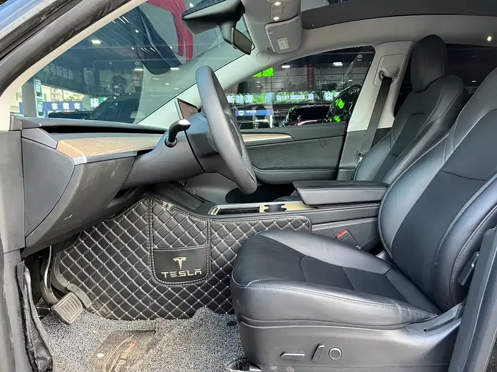 Tesla Model Y — фото 10