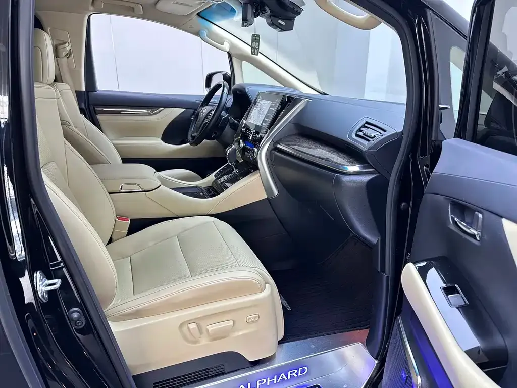 Toyota Alphard — фото 10