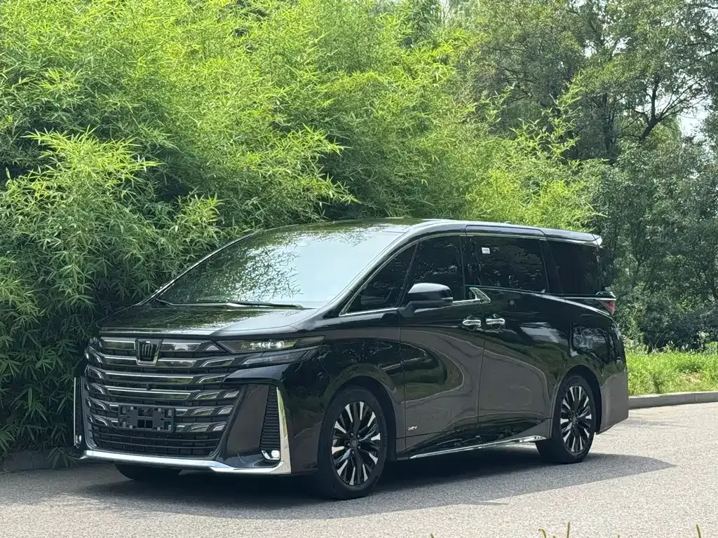 Toyota Vellfire — фото 1