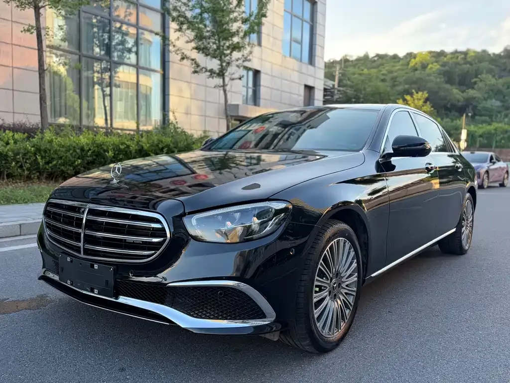 Mercedes-Benz E-Class — фото 1