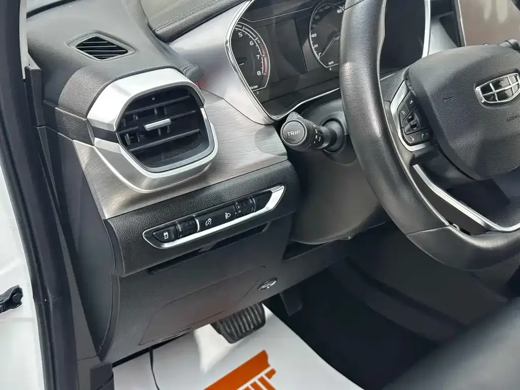 Geely Binyue — фото 10