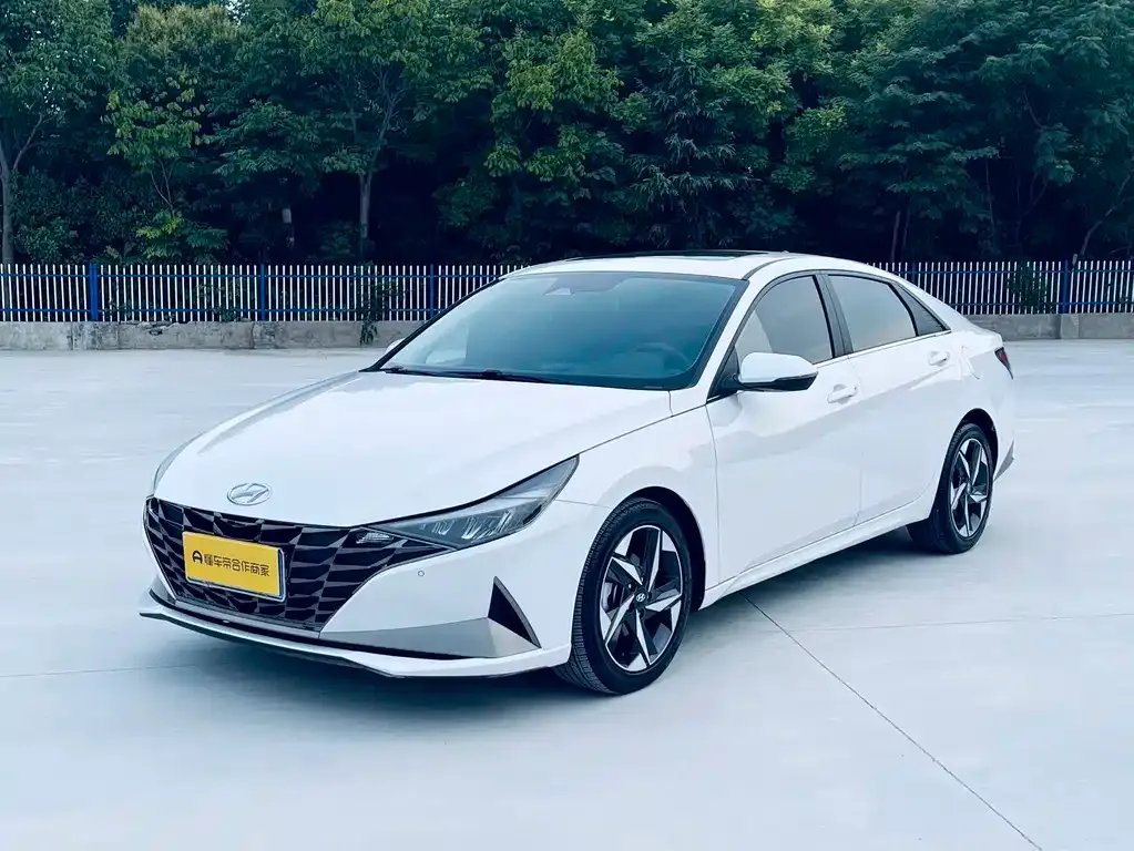 Hyundai Elantra — фото 1