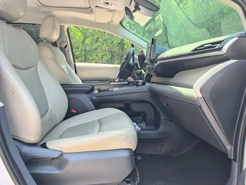 Toyota Sienna 2024 из CN, фото 2