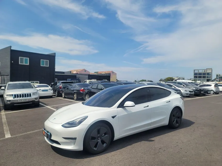 Tesla Model 3 — фото 1