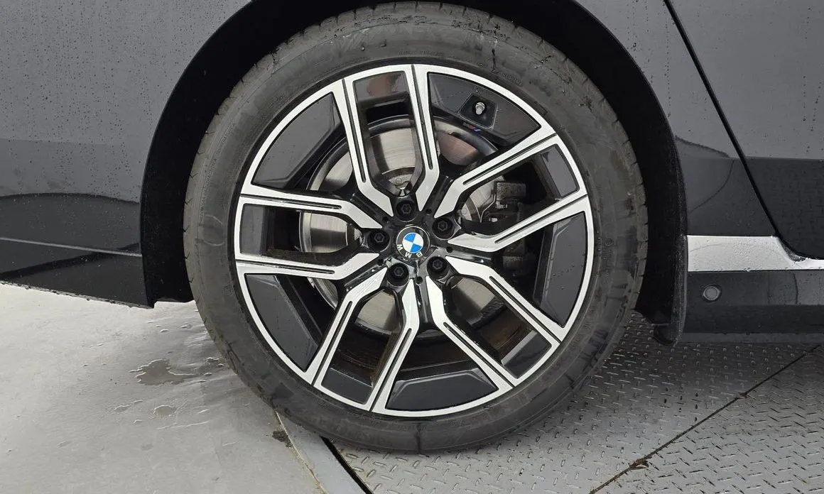 BMW i7 — фото 9