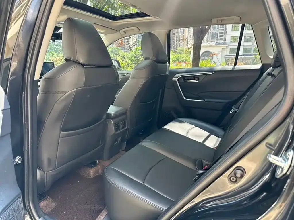 Toyota RAV4 2024 из CN, фото 2