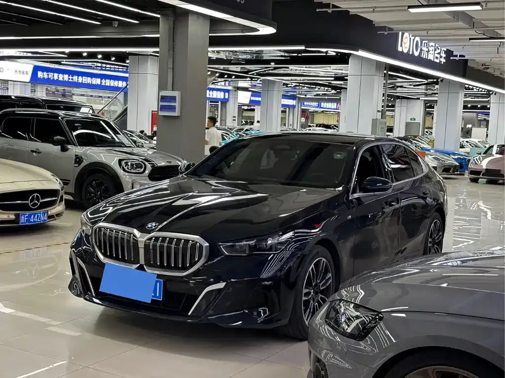 BMW 5 Series — фото 1