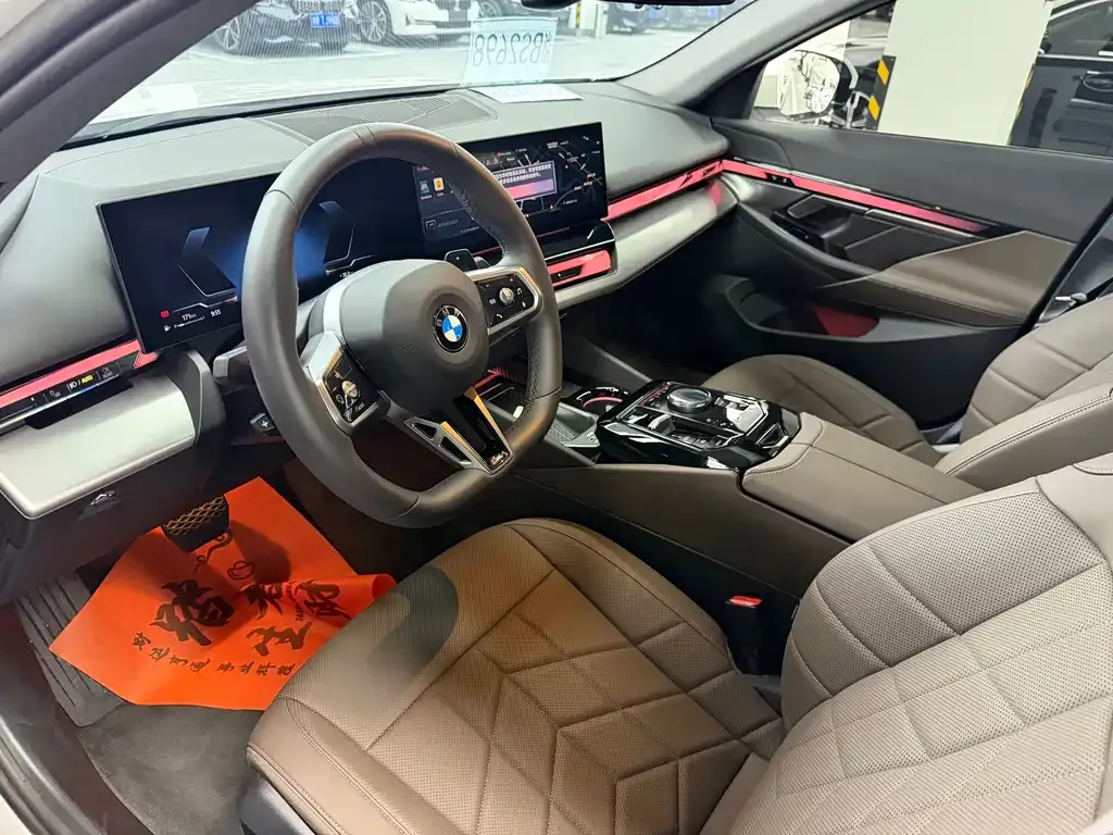 BMW 5 Series 2025 из CN, фото 8
