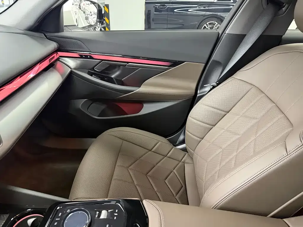 BMW 5 Series 2025 из CN, фото 2