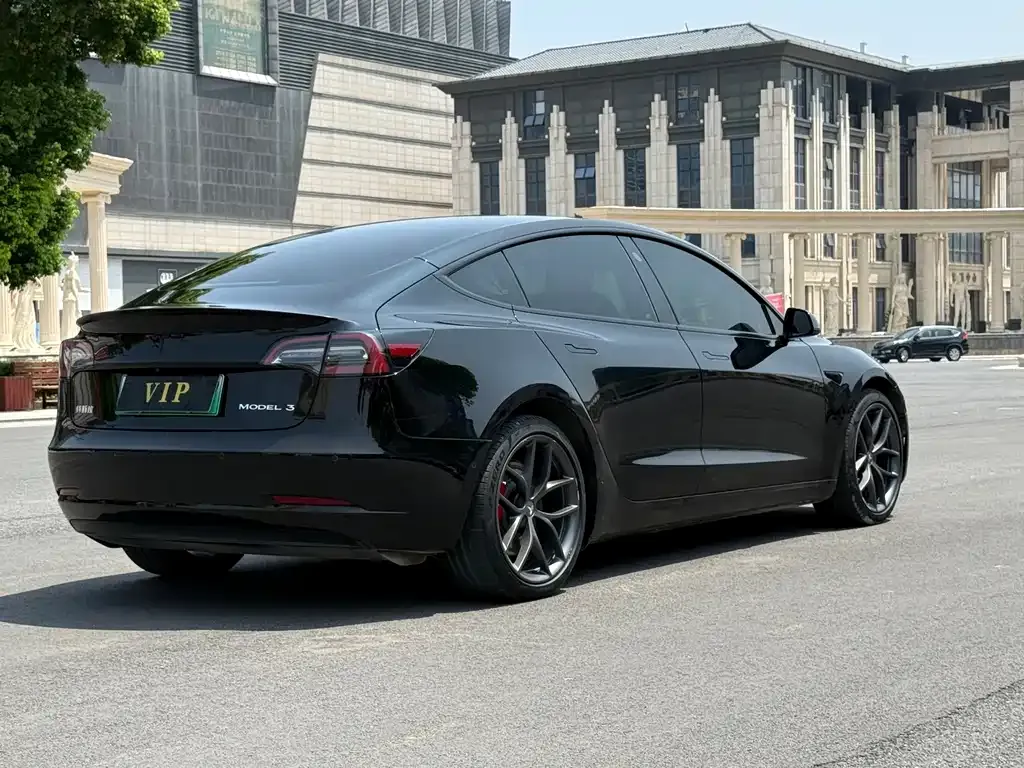 Tesla Model 3 — фото 9