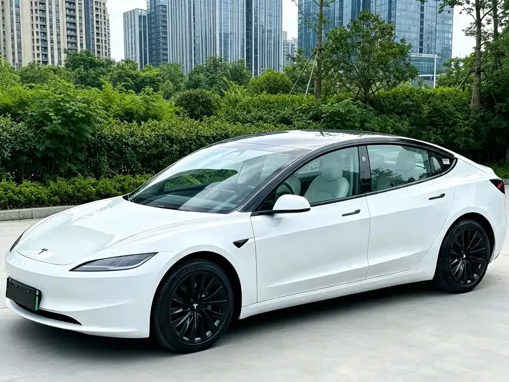 Tesla Model 3 — фото 1