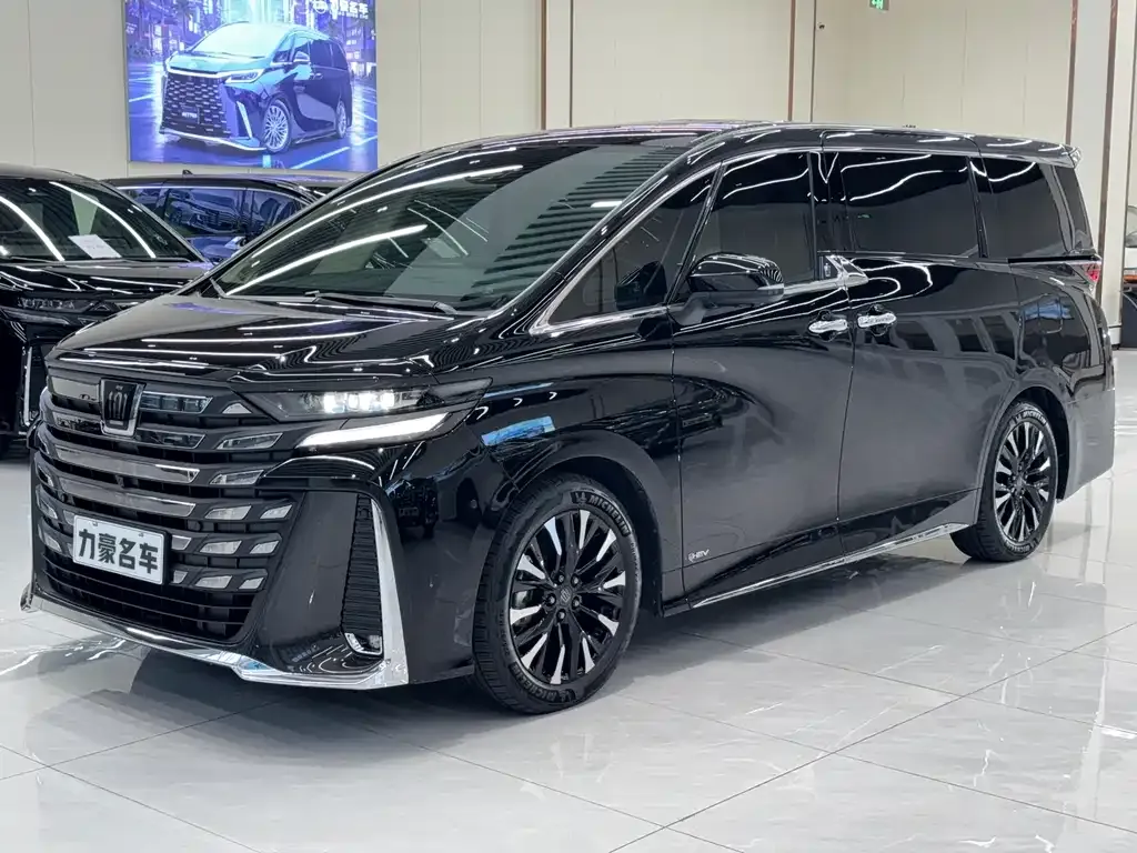 Toyota Vellfire — фото 1