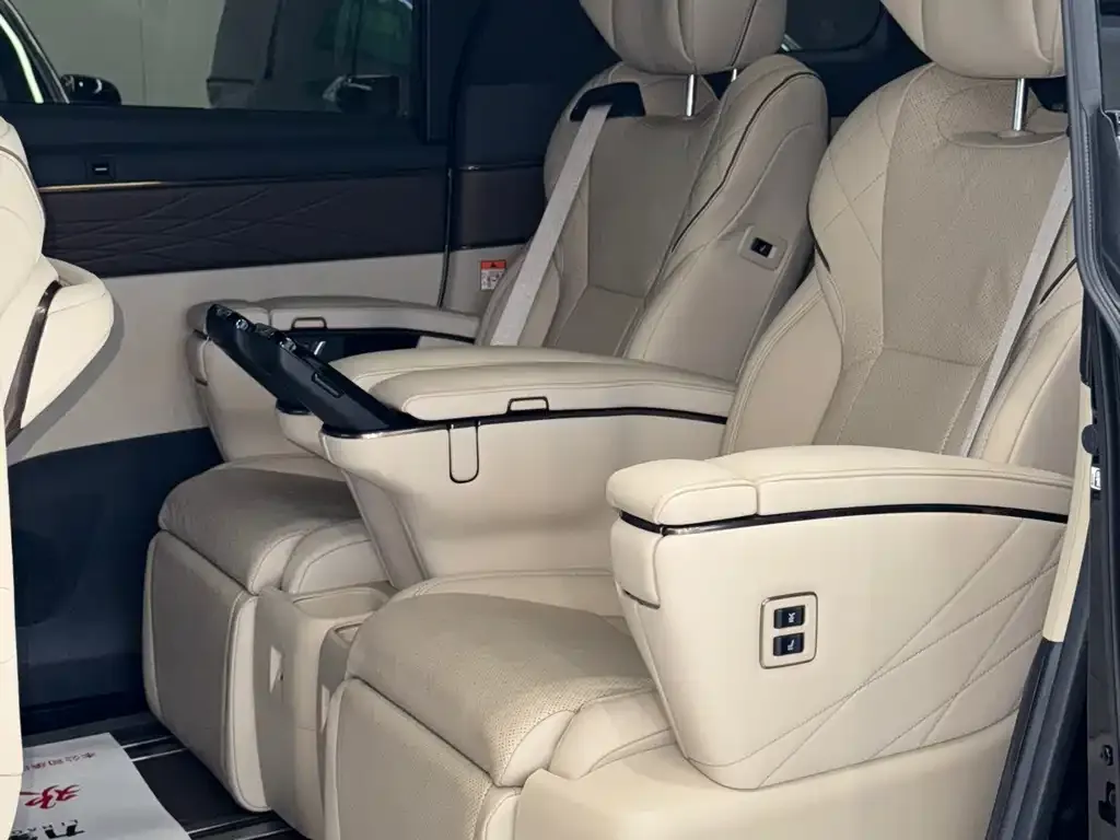 Toyota Vellfire — фото 2