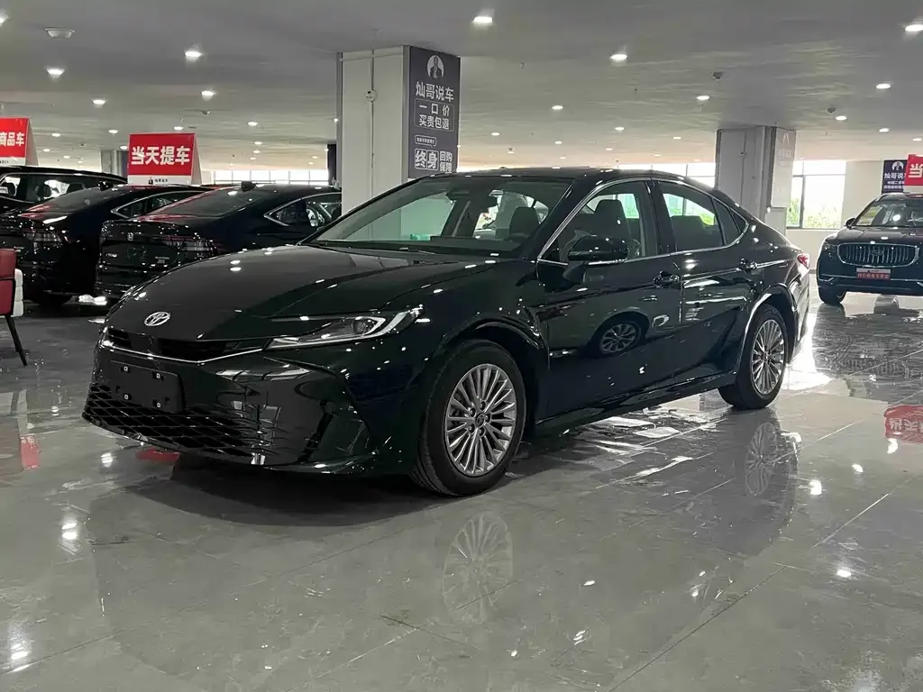 Toyota Camry — фото 1