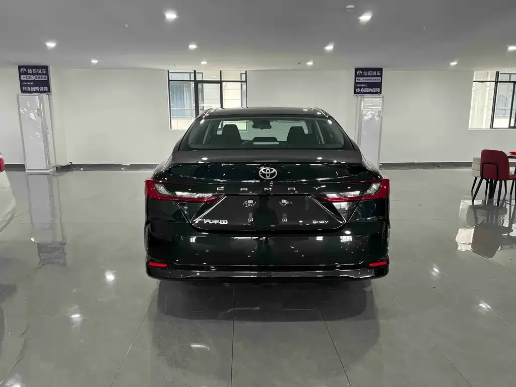 Toyota Camry — фото 2