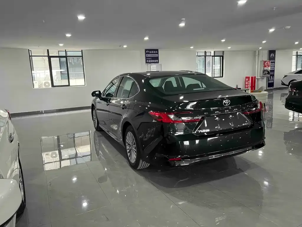 Toyota Camry — фото 5