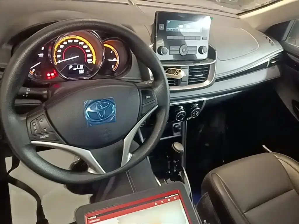 Toyota Yaris L — фото 8