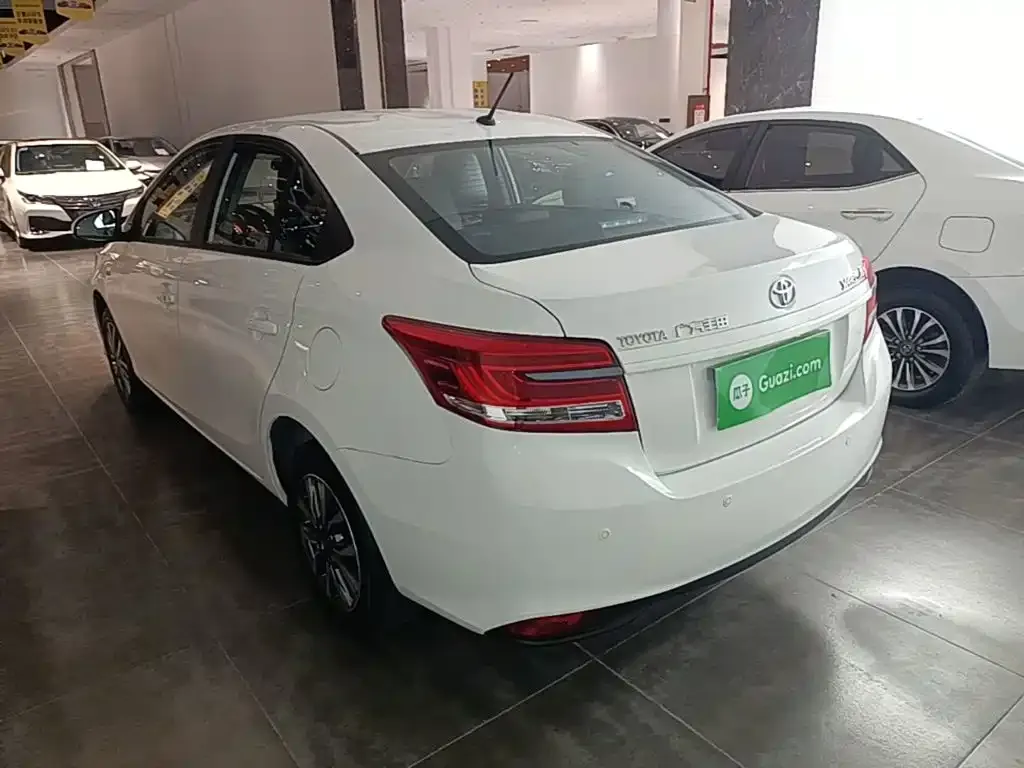 Toyota Yaris L — фото 10