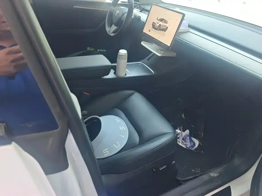 Tesla Model Y — фото 6