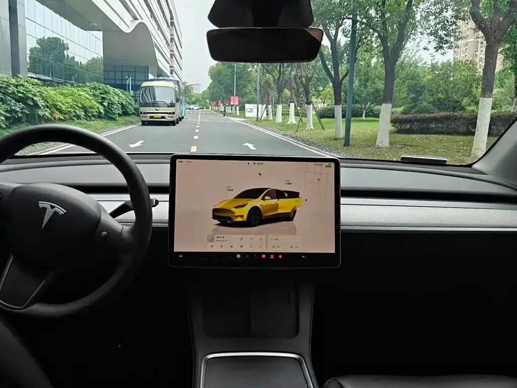 Tesla Model Y — фото 7