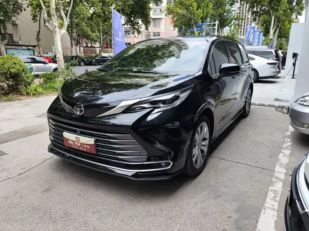 Toyota Sienna — фото 1