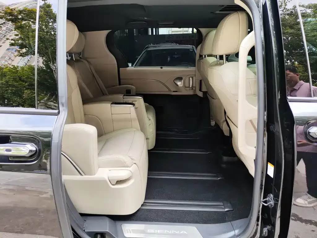 Toyota Sienna — фото 4