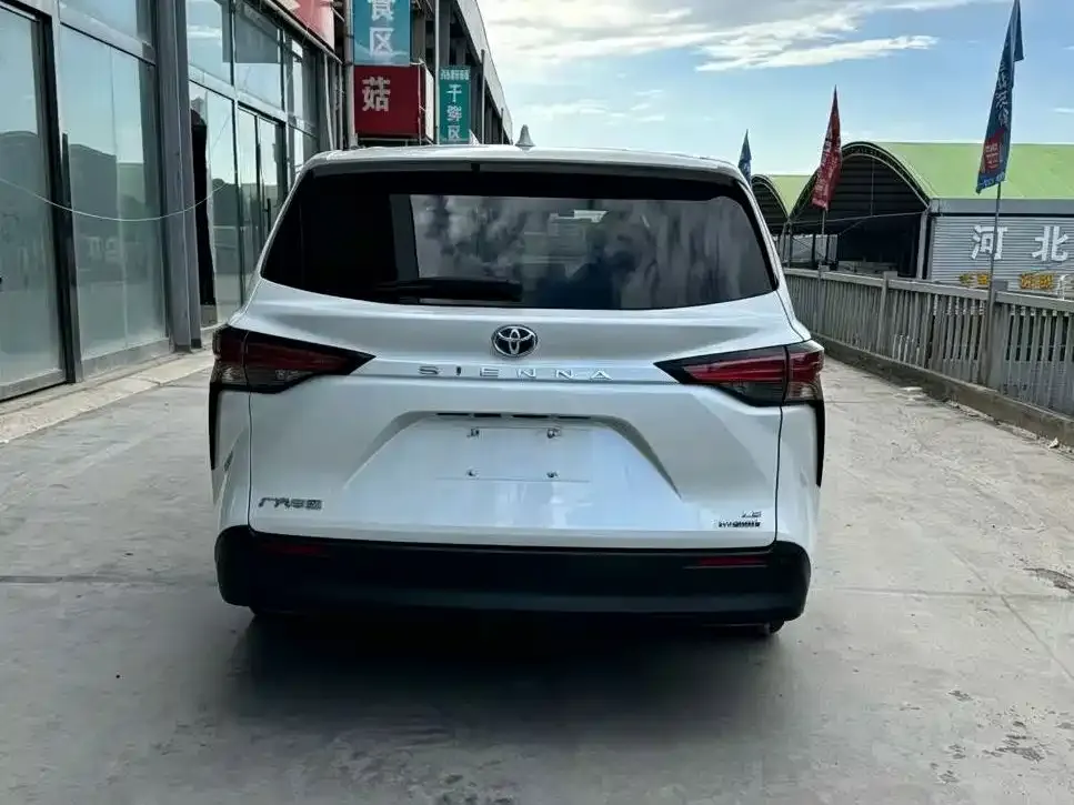 Toyota Sienna 2024 из CN, фото 2