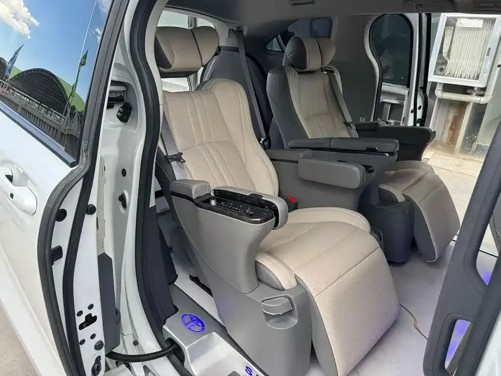 Toyota Sienna 2024 из CN, фото 5