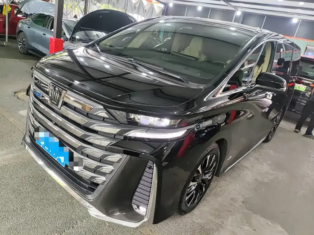 Toyota Vellfire — фото 1
