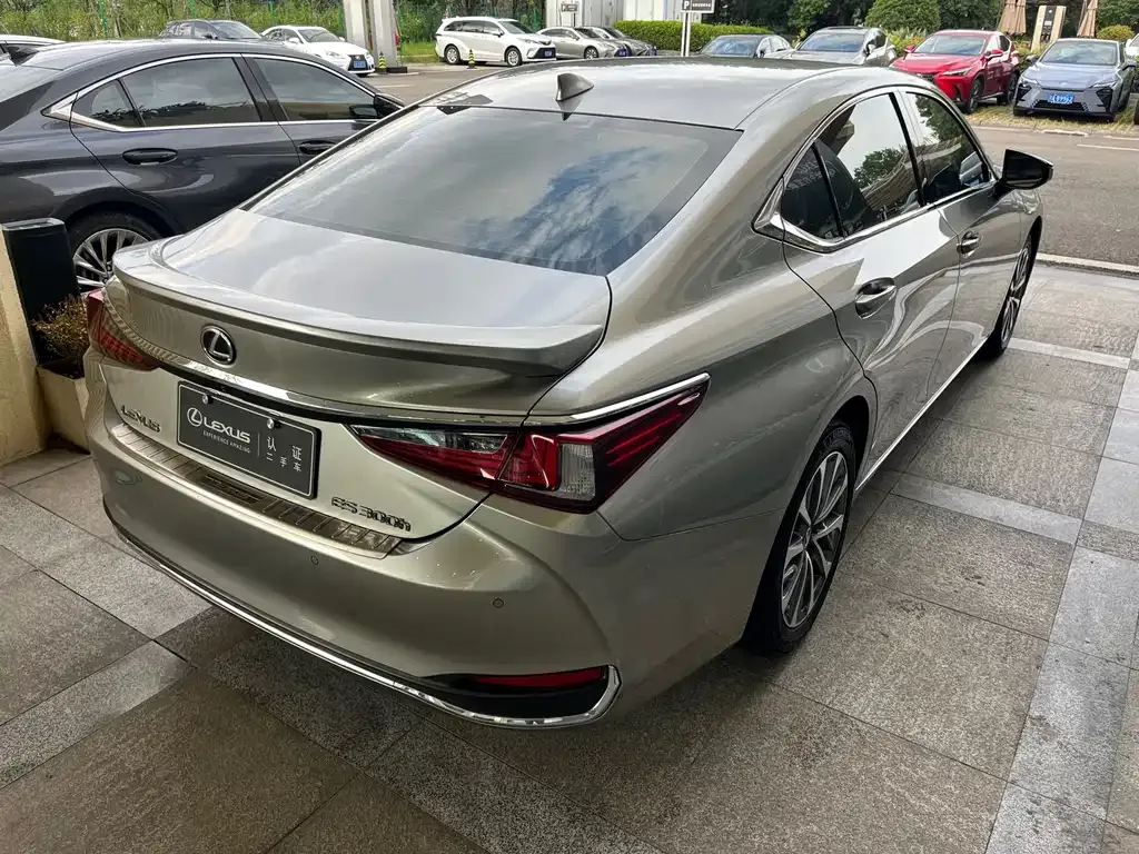 Lexus ES — фото 4