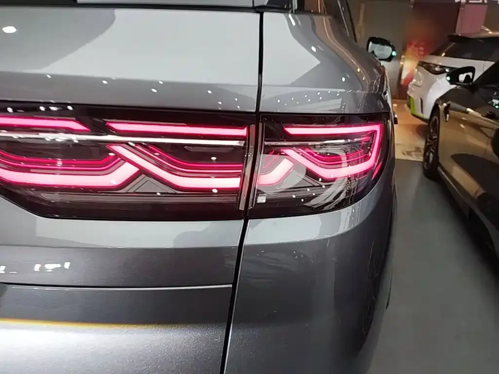 BYD L DM-i — фото 4