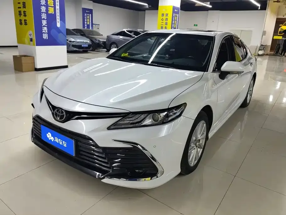 Toyota Camry — фото 1