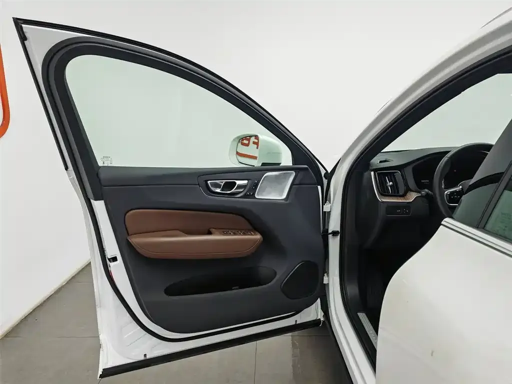 Volvo XC60 2024 из CN, фото 2