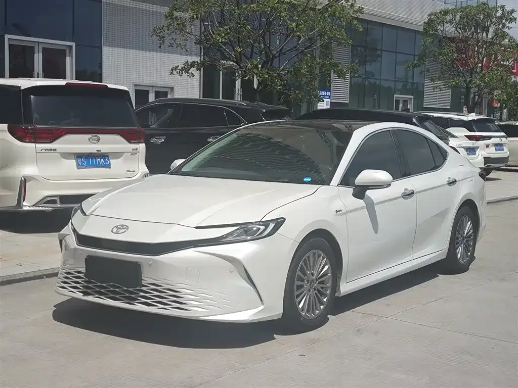 Toyota Camry — фото 1