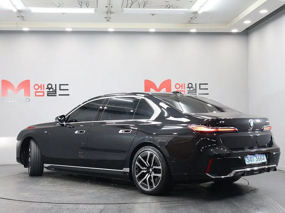 BMW i7 — фото 10