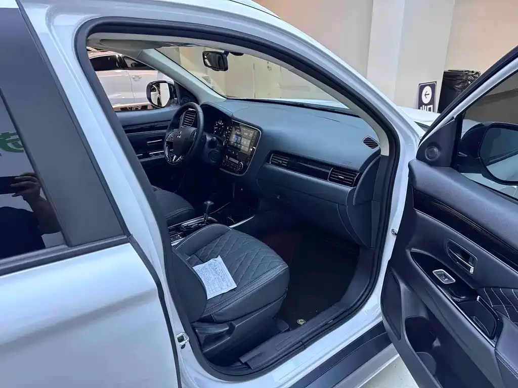 Mitsubishi Outlander — фото 10
