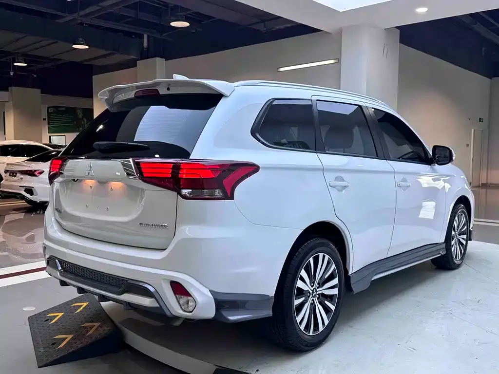 Mitsubishi Outlander — фото 9