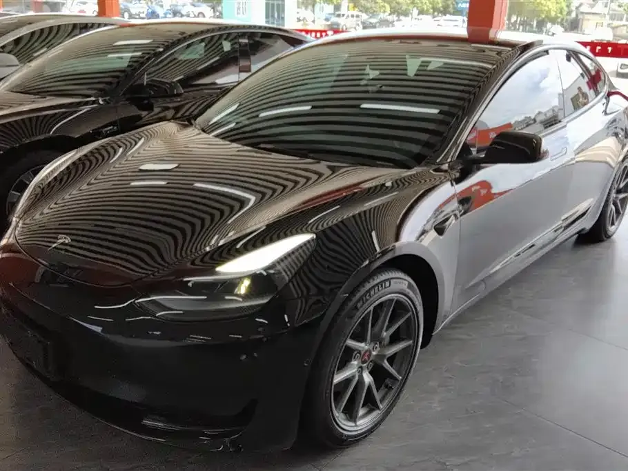 Tesla Model 3 — фото 1