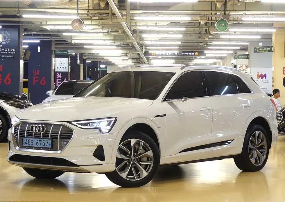 Audi e-tron — фото 1