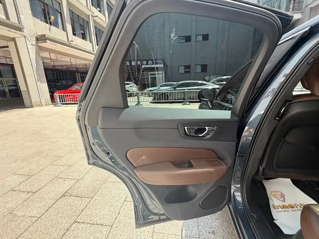 Volvo XC60 — фото 10