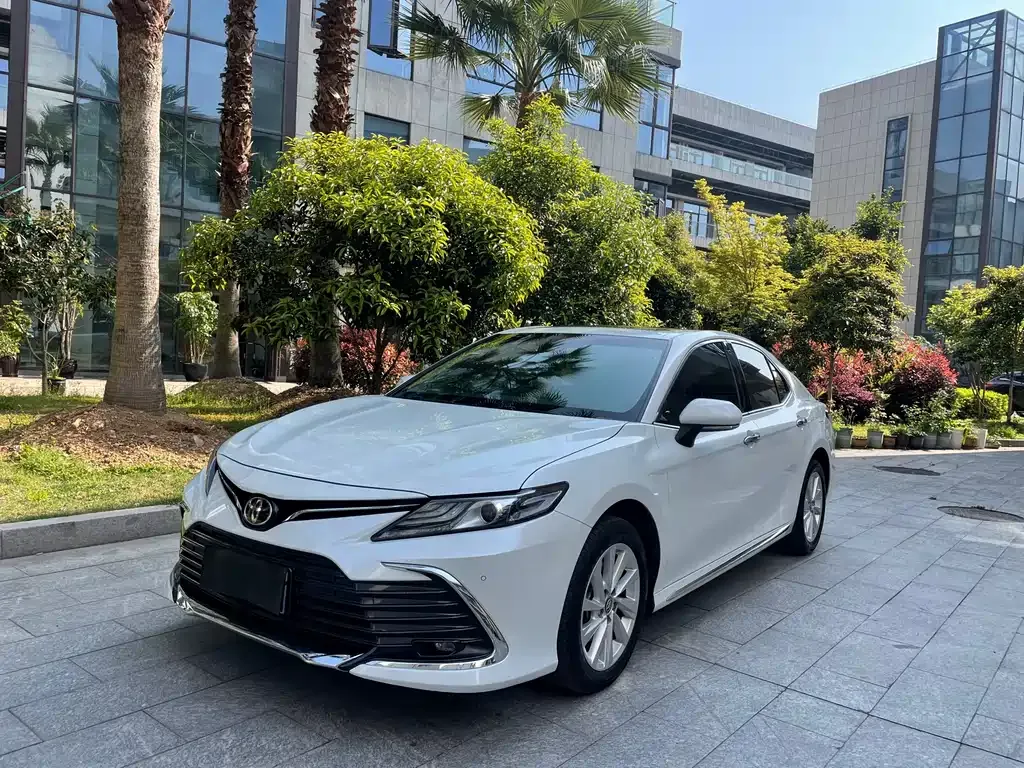 Toyota Camry — фото 1