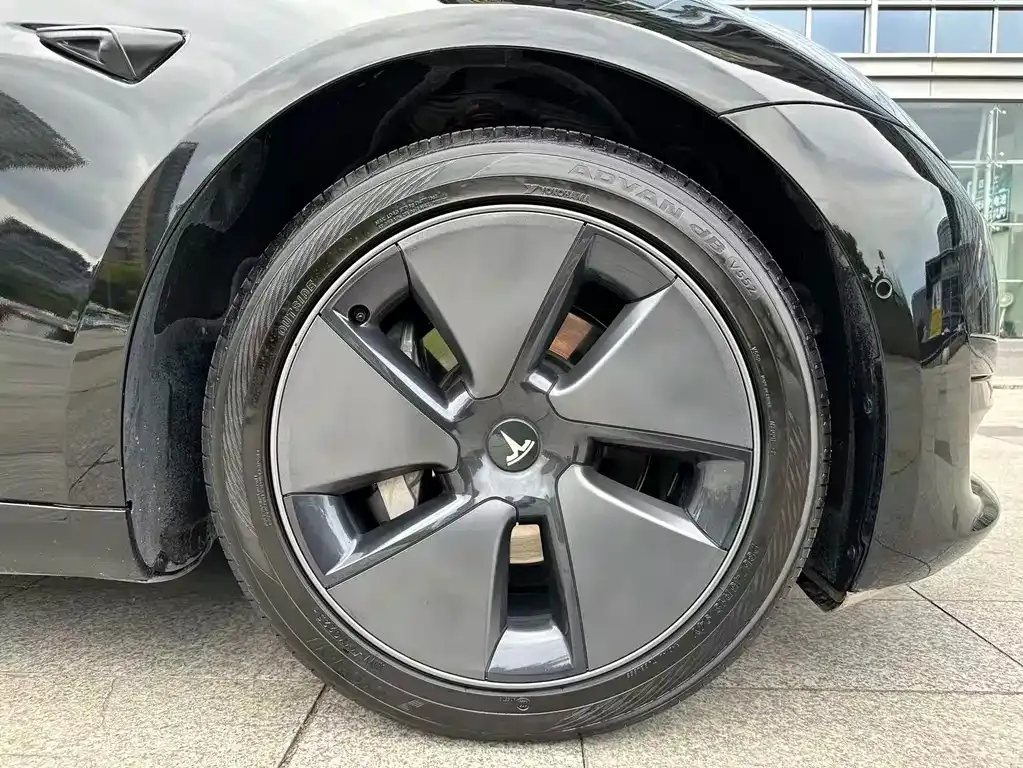 Tesla Model 3 — фото 4