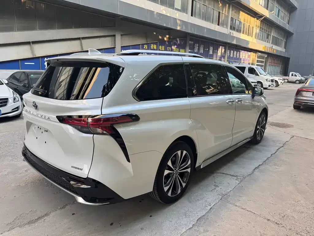 Toyota Granvia — фото 10