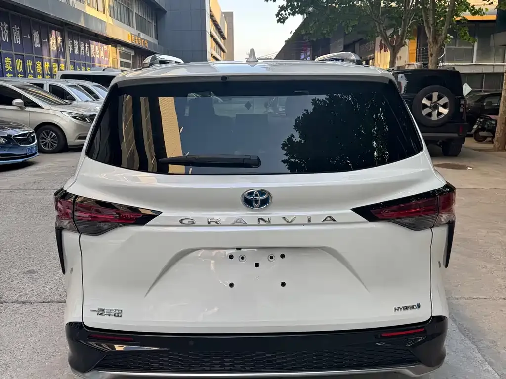 Toyota Granvia — фото 6