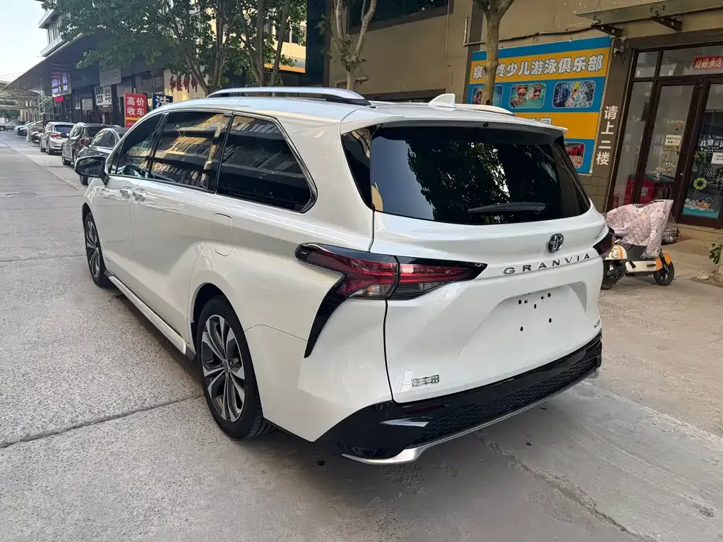 Toyota Granvia — фото 8